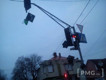 На перекрестке Духновича - Садовой - Стуса один из светофоров является сломанным