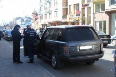 Полицейский вынес постановление и штраф в размере 255 гривен