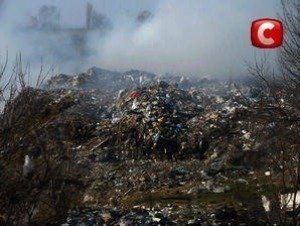 В Карпатах экологическая катастрофа: горящая свалка душит горожан