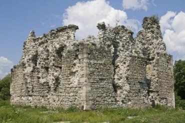 Руины Середнянского замка находятся неподалеку от Ужгорода