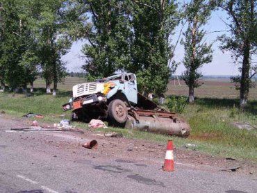 На Харьковщине грузовик с опасным грузом перевернулся в кювет