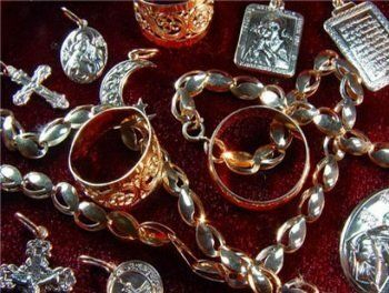 В Тячевском районе квартирная кража: украли золотые кольца, печатки и кулоны