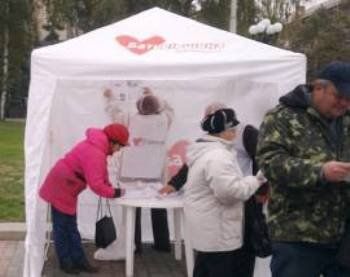 Жители Закарпатья, подходя к палаткам, выражают поддержку Юлии Тимошенко