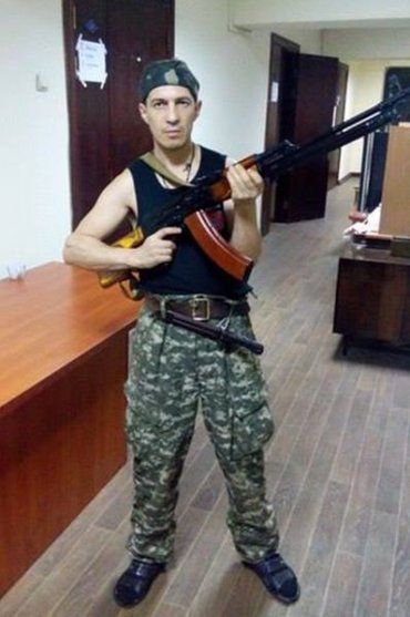 Какой из брата воин, он даже пулемет держит неправильно! — показывает Алексей