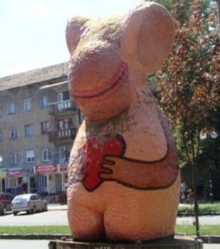 В Ужгороде с причудливых скульптурок уже давным давно пооблезала краска