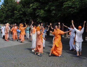 Кришнаиты прошлись по Мукачево прославляя своего духовного наставника