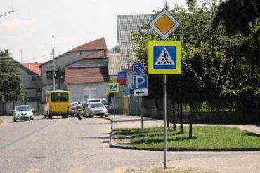 В Мукачево установили почти сотню новых дорожных знаков