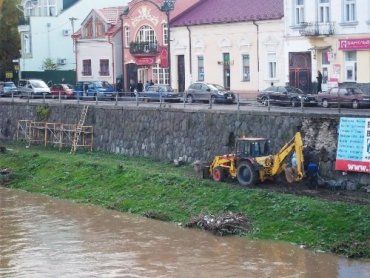 В Ужгороде продолжается ремонт подпорной стенки на реке Уж