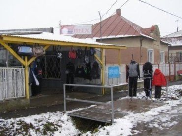 Словаки ежедневно приезжают за покупками в Малые Селменцы