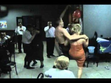 Александр Азаров танцует в России стриптиз в женских колготках