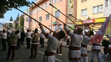 Десятки тысяч туристов посетили гуцульский фестиваль на Закарпатье