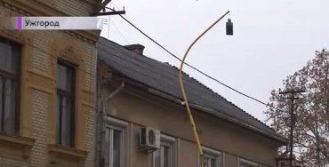 На улице Собранецкой в Ужгороде на дом упал ... фонарный столб