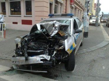 В Праге полицейская машина сбила пенсионера на тротуаре