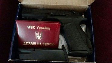 Іменний подарунок ужгородському поліцейському від міністра Авакова