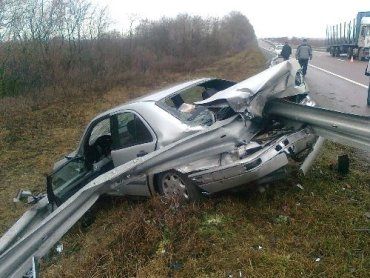 На трассе Киев-Чоп водитель "Тойоты" оказался "за бортом"