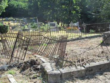 В Хусте злоумышленники "развлеклись" на венгерском кладбище