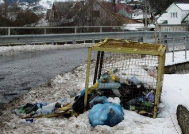 Вот так в Раховском районе из-под снега начали вылезать горы мусора