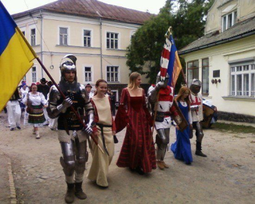 Праздничное шествие в средневековых костюмах по городу Ужгород