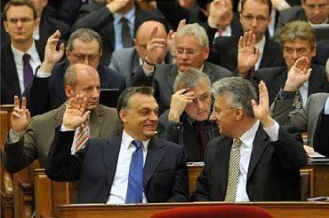 Партию "Фидес" возглавляет премьер-министр Виктор Орбан