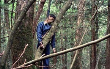 В закарпатском лесу можно найти трупы людей, которые годами висят на деревьях