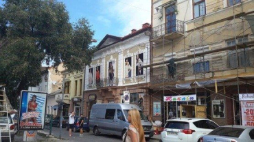 В Ужгороде эти девушки уничтожают фасад красивого здания