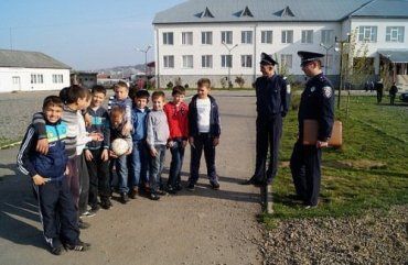 Иршавские участковые общались со школьниками села Заречье