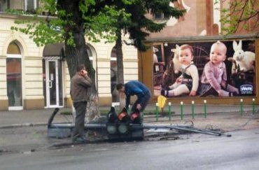 На улице Ужгорода после Пасхи появился "лежачий светофор"