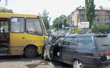 В Киеве автобус "Богдан" не дал проскочить ВАЗу на красный