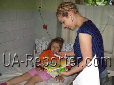 Тина Кароль во время визита Мукачевской детской больницы