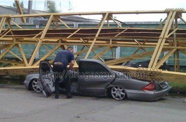 В Житомире водитель "Мерса" выжил после падения крана