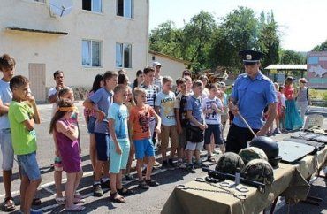 Дети в гостях у бойцов Национальной гвардии в Ужгороде