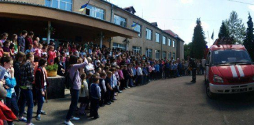 Мукачевские спасатели приехали в гости к местным школьникам