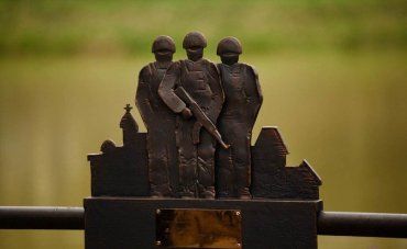В Ужгороде мини-скульптурка установлена ​​в честь наших закарпатских воинов