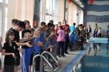 На открытии всеукраинского турнира по плаванию в Ужгороде