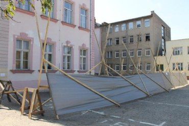 В ужгородской школе №2 благодаря Владимиру Чубирко начали ремонт крыши