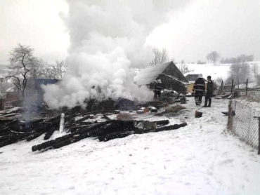 В Воловецком районе из-за короткого замыкания горела надворная постройка
