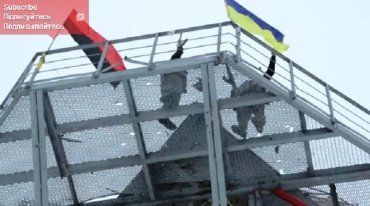 Бойцы "Правого сектора" вывешивают свой флаг возле Донецкого аэропорта...