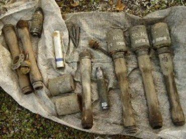 В Закарпатье под мостом через реку нашли пару боевых гранат
