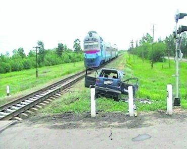Столкновение автомобиля с пригородным поездом Ужгород-Сянки