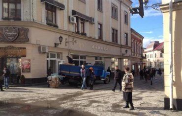 В Ужгороде у пешеходов отобрали пешеходную зону: главный здесь тот, кто дурак