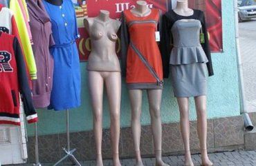 Владелец хустского магазина заметил, что манекен «голый»