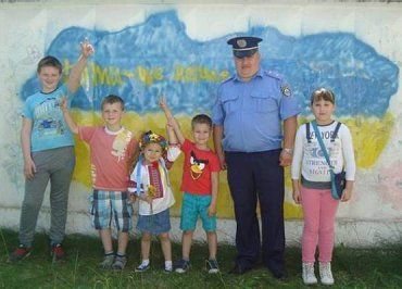 На стене дети, с помощью взрослых, нарисовали карту Украины