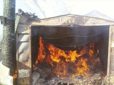 В Хустском районе сгорел гараж вместе с легковым автомобилем Оpel Omega