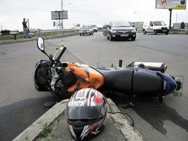 В Киеве блондинка на авто Honda сбила байкера на Honde