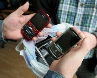 В Мукачево разоблачили юношу, который отбирал у всех мобилки