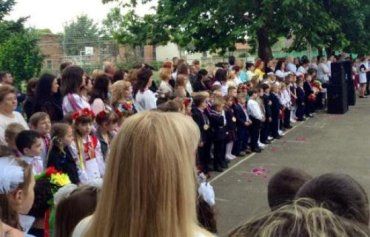 В Мукачево выпускники прощались со школой под весенним дождем