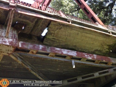 В Виноградовском районе от моста упала плита пешеходной зоны