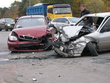 Лобовая атака: пострадало три автомобиля