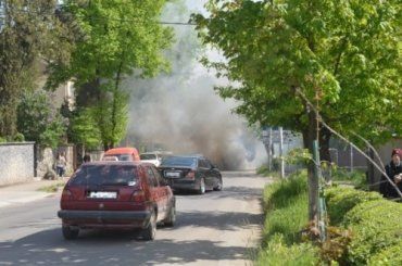 Одну из центральных трасс Ужгорода заволокло едким дымом