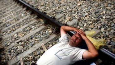 В Мукачево пьяный мужчина едва не попал под колеса поезда